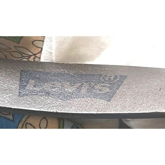 vintage Levi’s leather belt brown 48’ long excluding buckle 1.75 wide - Picture 2 of 7